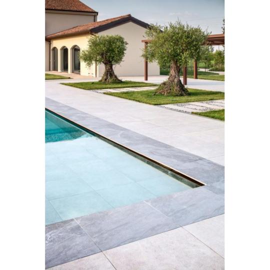 uszoda medence kulteri termeszetes erezetes koburkolat greslap jarolap padlolap padloburkolat kohatasu szurke minimal rusztikus elegans mediterran furdoszoba furdo.jpg